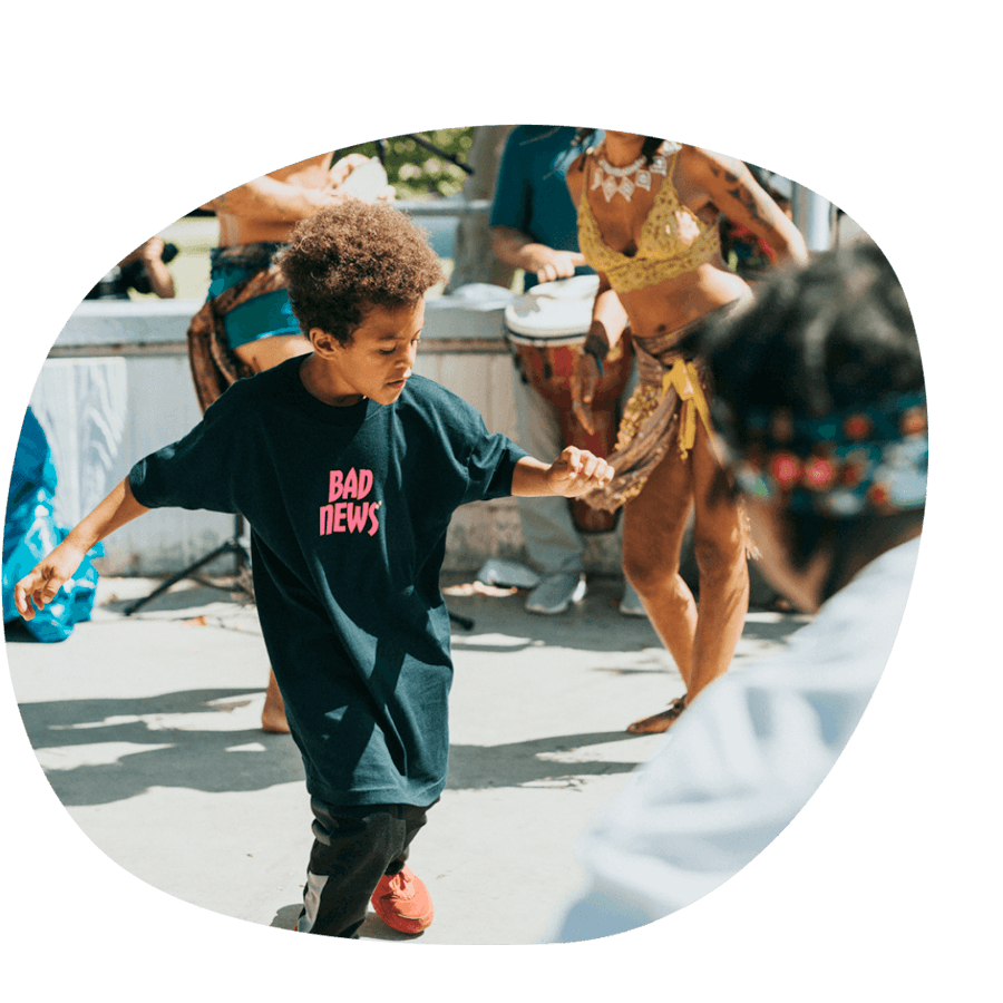 Un bambino che balla hip hop con movimenti espressivi durante un'attività di danza del corso estivo Move Your Summer