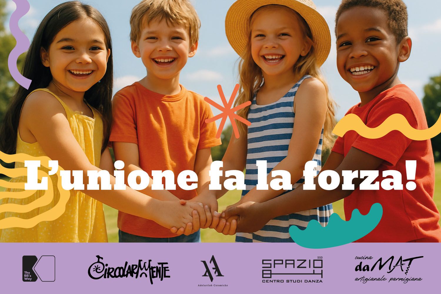 Bambini felici fanno squadra con mani unite tra loro