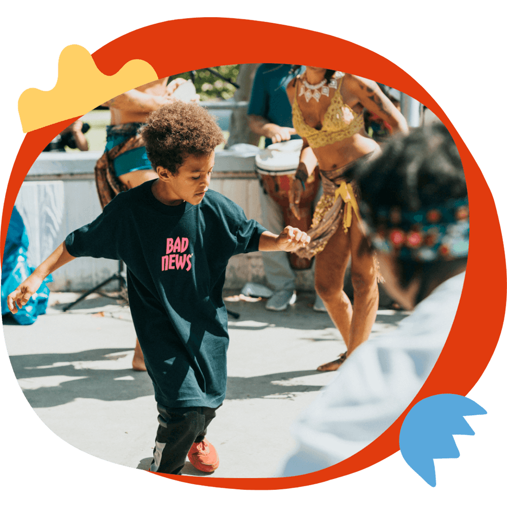 Un bambino che balla hip hop con movimenti espressivi durante un'attività di danza del corso estivo Move Your Summer