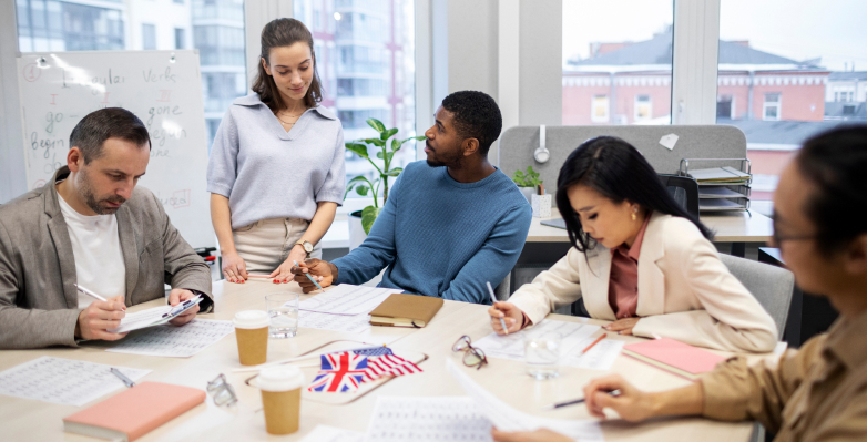 persone che imparano una nuova lingua al lavoro 1