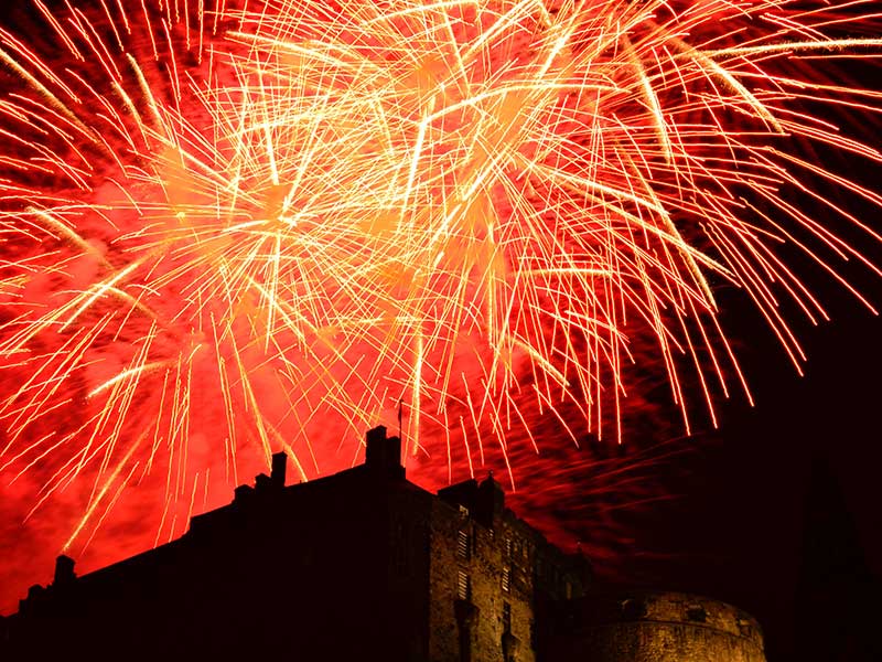 Fuochi dartificio sopra il Castello di Edimburgo in Scozia