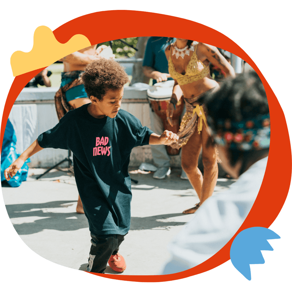 Attività 10 Un bambino che balla hip hop con movimenti espressivi durante un'attività di danza del corso estivo Move Your Summer