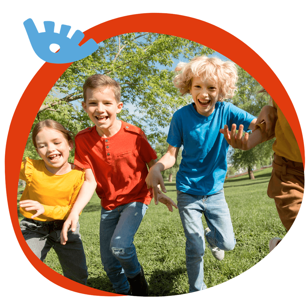 Attività 7 Tre bambini che corrono e ridono in un parco verde durante un'attività all'aperto del corso estivo Move Your Summer