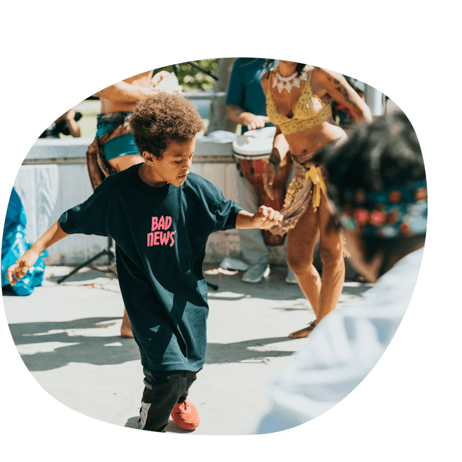 Un bambino che balla hip hop con movimenti espressivi durante un'attività di danza del corso estivo Move Your Summer